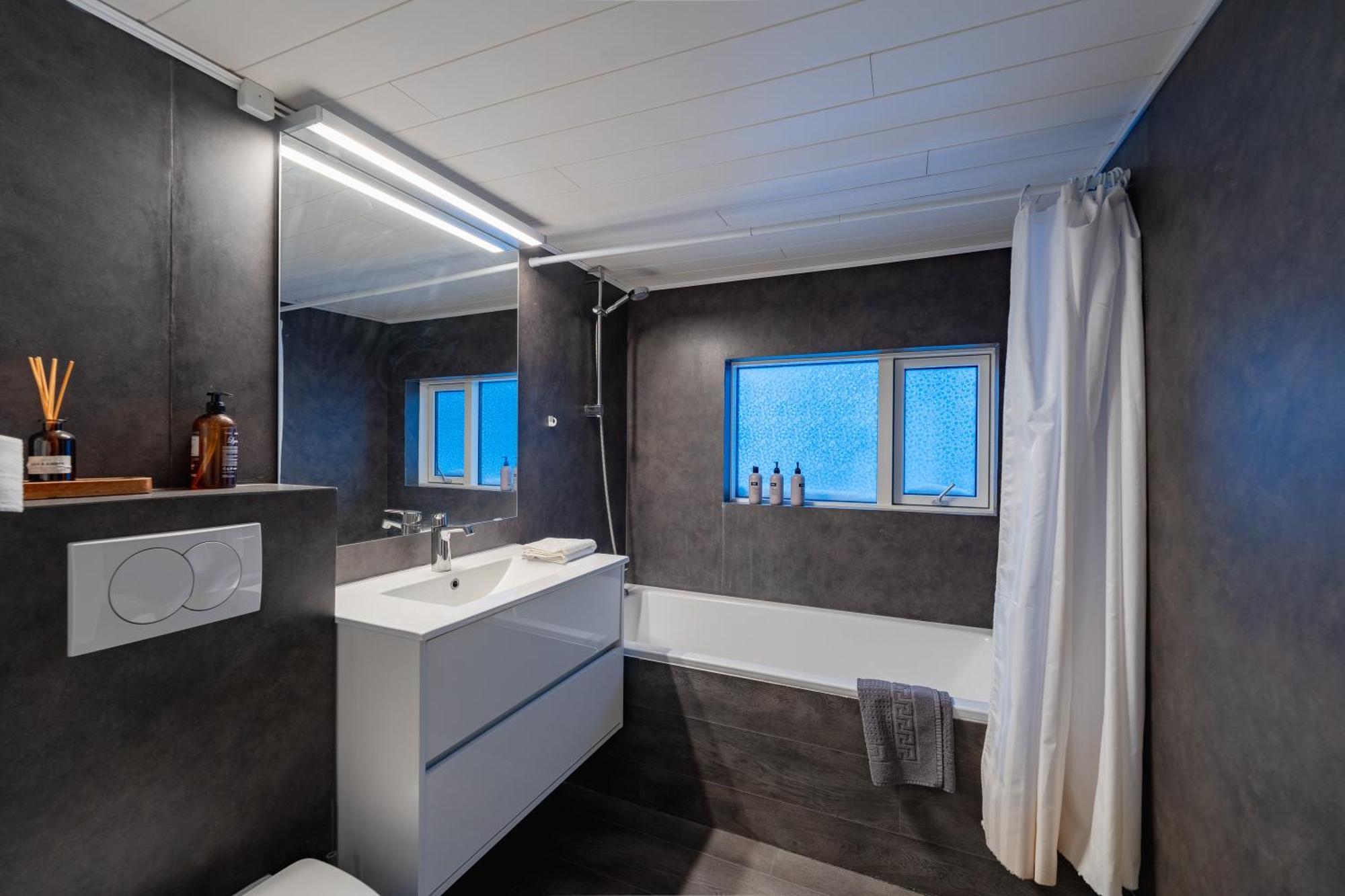 Day Dream Central Akureyri Three Bedroom Apt Buitenkant foto